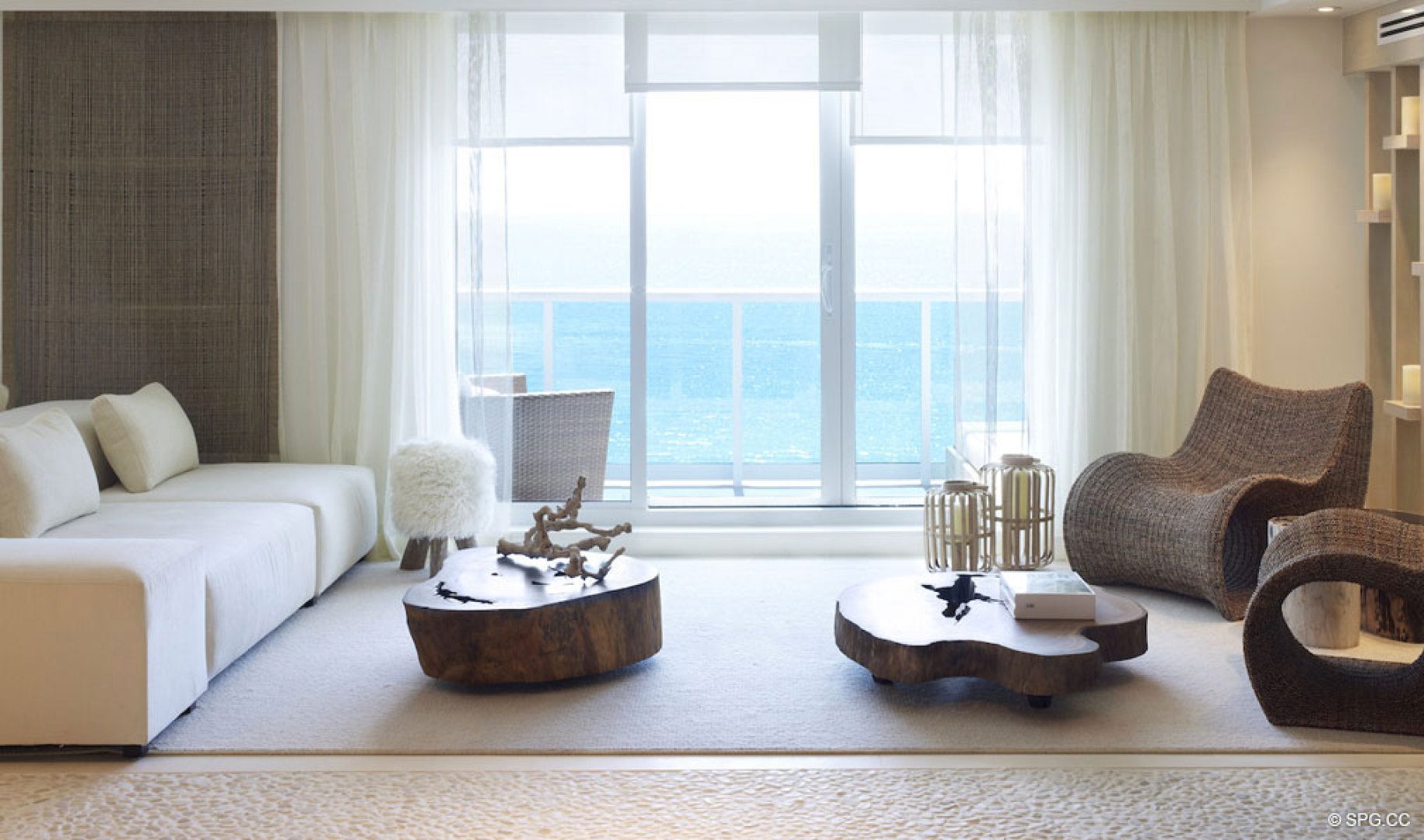 Sala de estar em um Hotel & Homes South Beach, Luxury Oceanfront Condominiums Localizado na 2399 Collins Ave, Miami Beach, FL 33139