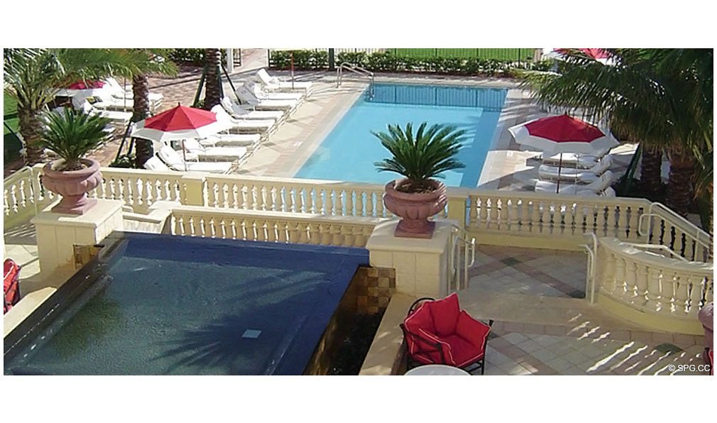 Vista do deck da piscina no Acqualina, Luxo Oceanfront Condominiums Localizado na 17885 Collins Avenue, Sunny Isles Beach, FL 33160