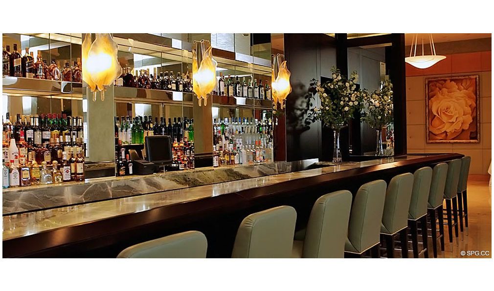 Lobby Bar at Acqualina, Luxo Oceanfront Condominiums Localizado na 17885 Collins Avenue, Sunny Isles Beach, FL 33160