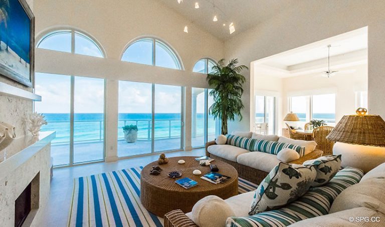 Wohnzimmer mit 17ft Gewölbedecke in Penthouse 7 bei Bellaria, Luxury Oceanfront Condominiums in Palm Beach, Florida 33480.