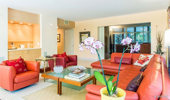 Гостиная внутри Residence R1C1 в Стратфорд, люкс с видом на океан кондоминиумов в Палм-Бич, штат Флорида 33480.