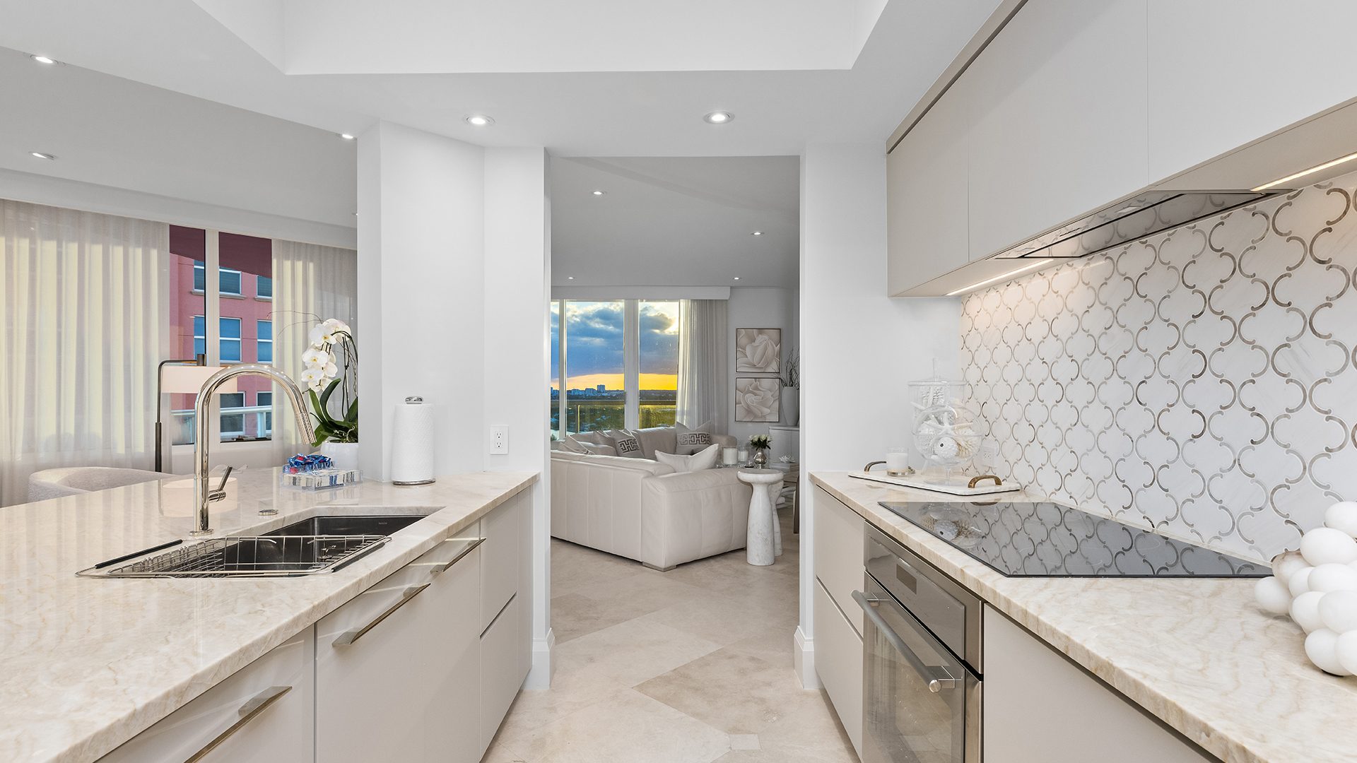 Küche im Luxury Oceanfront Villa 21E, Tower II, The Palms Condominium, 2110 North Ocean Boulevard, Fort Lauderdale Beach, Florida 33305, Luxury Seaside Condos