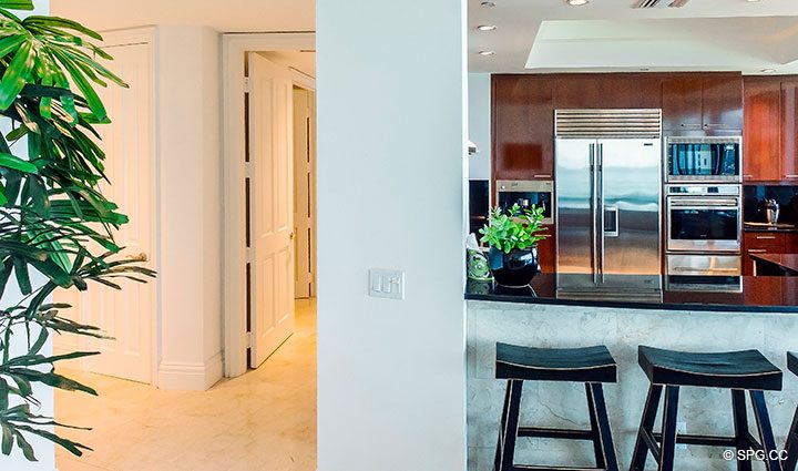 Galería Calzada en Residencia 902 En Renta en One Bal Harbour, Oceanfront Luxury Condos en Bal Harbour, Miami, Florida 33154.