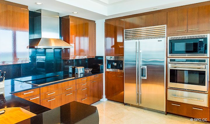 Cocina Gourmet interior Residence 902 En Renta en One Bal Harbour, Oceanfront Luxury Condos en Bal Harbour, Miami, Florida 33154.