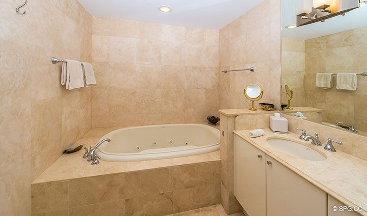 Bela casa de banho de mármore com banheira de hidromassagem em Luxury Oceanfront Condo Residence 5152 Fisher Island Drive, Miami Beach, FL 33109
