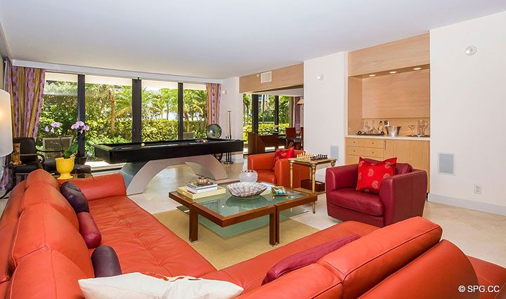 Просторная гостиная в Residence R1C1 в Стратфорд, Люкс с видом на океан кондоминиумов в Палм-Бич, штат Флорида 33480.