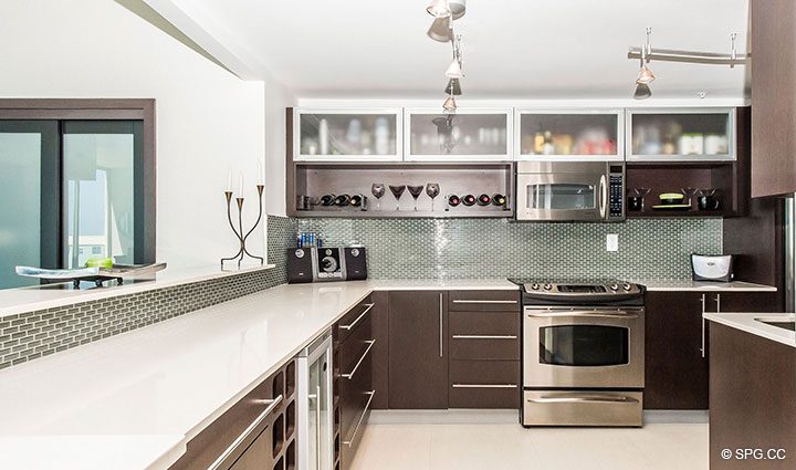 Кухня с пользовательскими шкафами в пентхаусе 10 в Sian Ocean Residences, Luxury Oceandom Condominiums Hollywood Beach, Флорида 33019