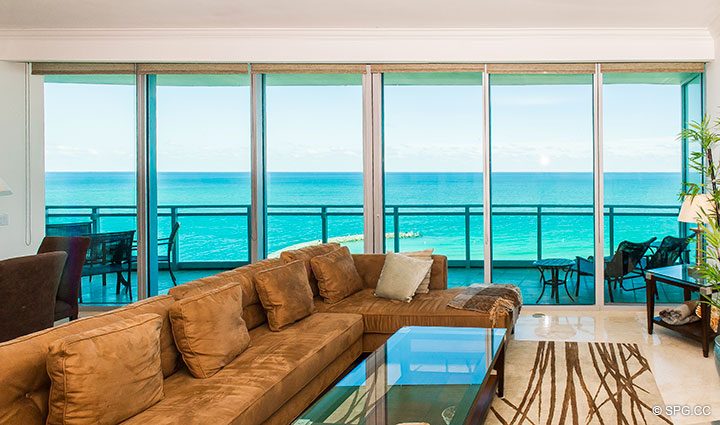 Sala de desatención Terraza en Residencia 902 En Renta en One Bal Harbour, Luxury Oceanfront Condos en Bal Harbour, Miami, Florida 33154.