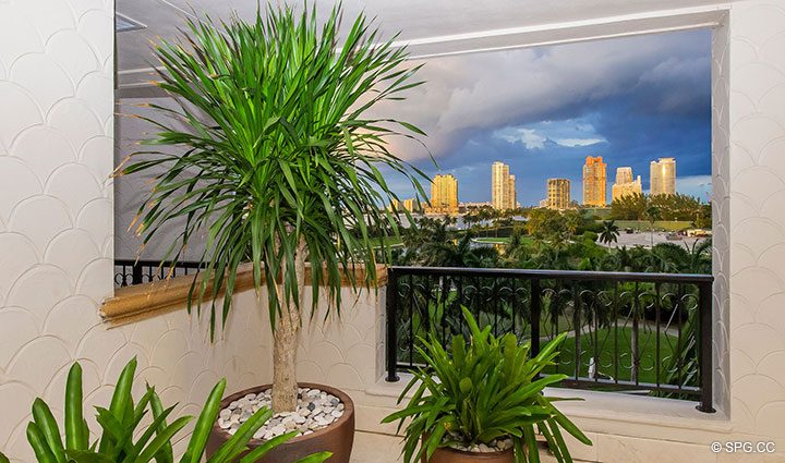 Vista de South Beach, Miami, do Foyer of Luxury Oceanfront Condo Residence 5152 Fisher Island Drive, Miami Beach, FL 33109