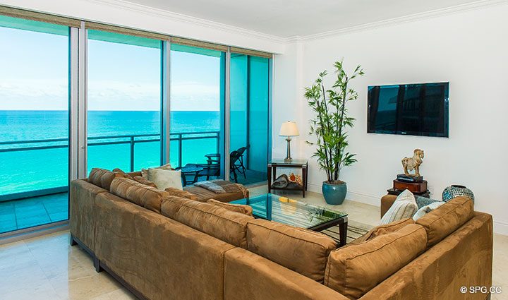 Living Room Ocean Vistas desde Residence 902 Renta en One Bal Harbour, Luxury Oceanfront Condos en Bal Harbour, Miami, Florida 33154.