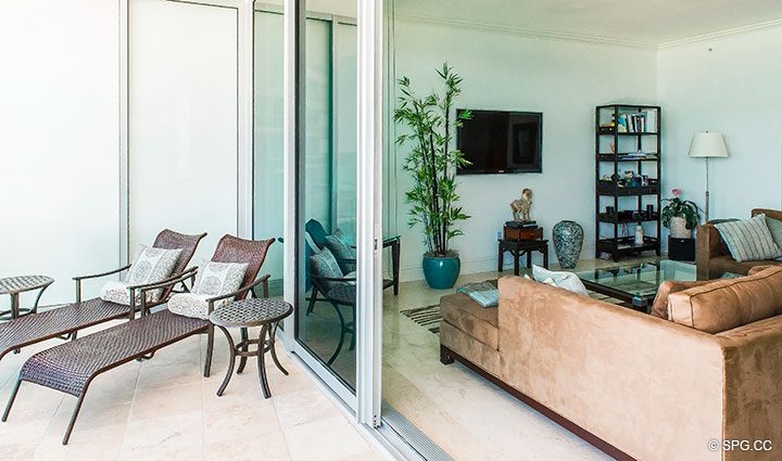 Sala de estar y terraza para Residence 902 En Renta en One Bal Harbour, Luxury Oceanfront Condos en Bal Harbour, Miami, Florida 33154.