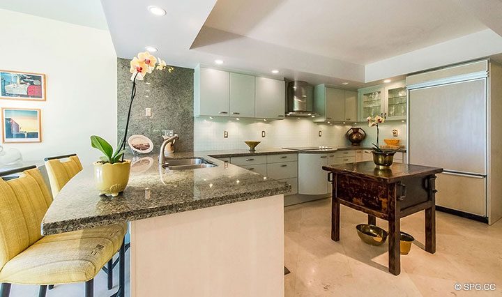 Изысканная кухня в Residence R1C1 в Стратфорд, Люкс с видом на океан кондоминиумов в Палм-Бич, штат Флорида 33480.