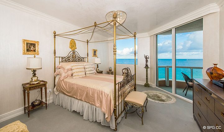 Master-Schlafzimmer in Residence 1106 in Acqualina, Luxus Oceanfront Eigentumswohnungen in Sunny Isles Beach, Florida 33160