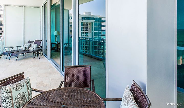 Terraza en el Residence 902 En Renta en One Bal Harbour, Luxury Oceanfront Condos en Bal Harbour, Miami, Florida 33154.