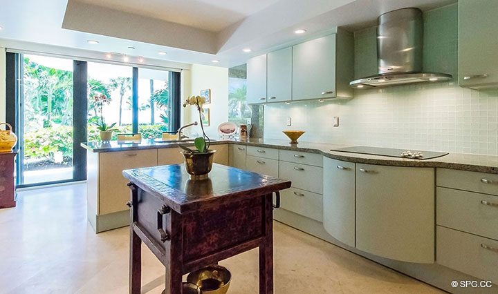Большая кухня в Residence R1C1 в Стратфорд, Люкс с видом на океан кондоминиумов в Палм-Бич, штат Флорида 33480.