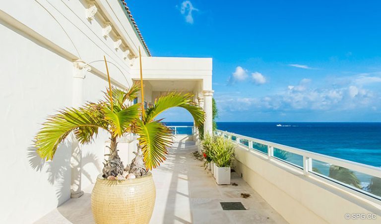 Expansive Groß Veranda im Penthouse 7 in Bellaria, Luxury Oceanfront Condominiums in Palm Beach, Florida 33480.
