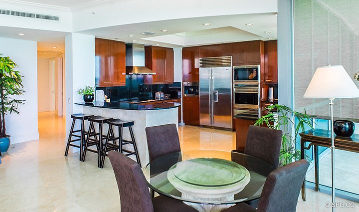 Comedor y cocina interior Residence 902 En Renta en One Bal Harbour, Luxury Oceanfront Condos en Bal Harbour, Miami, Florida 33154.