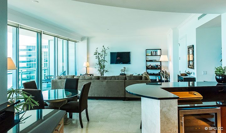 Comedor Cocina Vista posterior en la Residencia 902 En Renta en One Bal Harbour, Luxury Oceanfront Condos en Bal Harbour, Miami, Florida 33154.