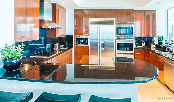 Open Kitchen interior Residence 902 En Renta en One Bal Harbour, Luxury Oceanfront Condos en Bal Harbour, Miami, Florida 33154.