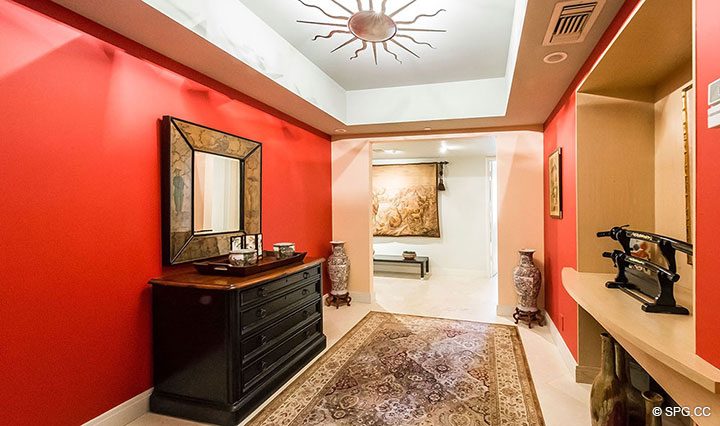 Фойе внутри Residence R1C1 в Стратфорд, Люкс с видом на океан кондоминиумов в Палм-Бич, штат Флорида 33480.