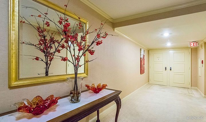 Вход в Residence R1C1 в Стратфорд, Люкс с видом на океан кондоминиумов в Палм-Бич, штат Флорида 33480.