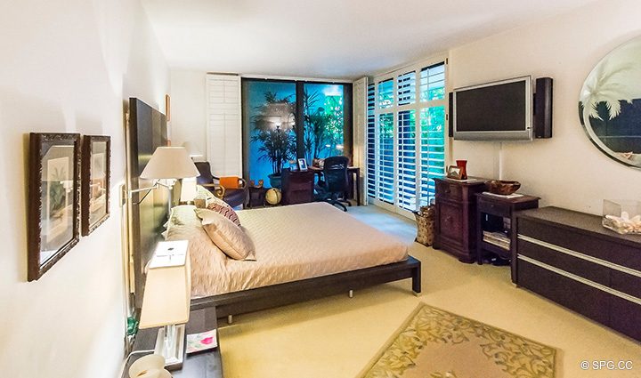 Спальня с Ланаи доступа в Residence R1C1 в Стратфорд, Luxury Oceanfront кондоминиумов в Палм-Бич, штат Флорида 33480.