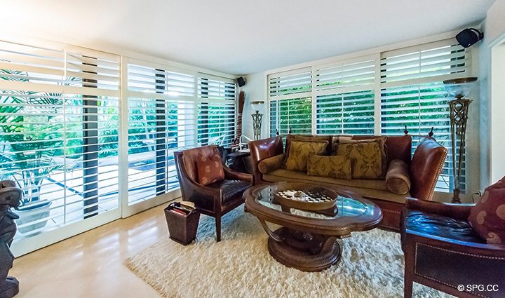 Den внутри Residence R1C1 в Стратфорд, люкс с видом на океан кондоминиумов в Палм-Бич, штат Флорида 33480.