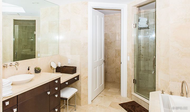 Baño principal interior Residence 902 En Renta en One Bal Harbour, Oceanfront Luxury Condos en Bal Harbour, Miami, Florida 33154.