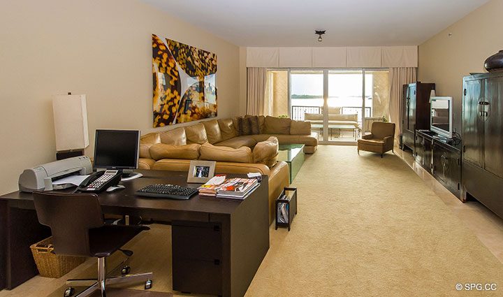 Sala de estar com espaço de escritórios em Luxury Oceanfront Condo Residence 5152 Fisher Island Drive, Miami Beach, FL 33109