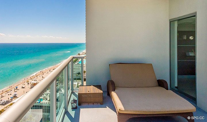 Terrasse mit Blick auf den Strand bei Penthouse 10 bei Sian Ocean Residences, Luxus Oceanfront Eigentumswohnungen Hollywood Beach, Florida 33019