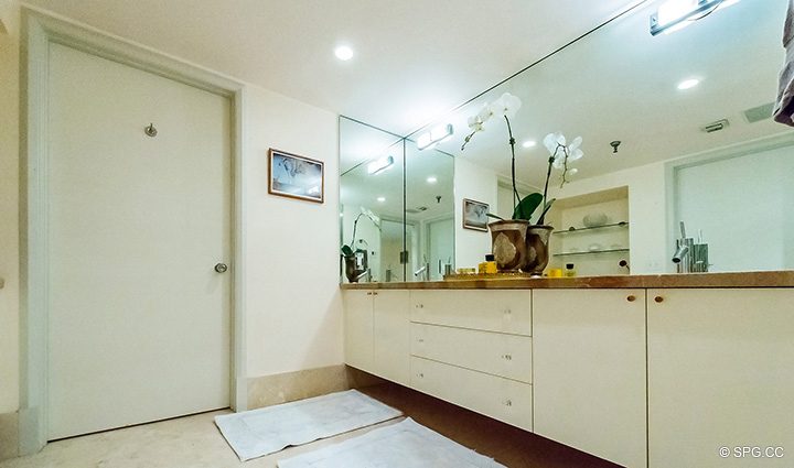 Мастер ванная комната внутри Residence R1C1 в Стратфорд, Люкс с видом на океан кондоминиумов в Палм-Бич, штат Флорида 33480.