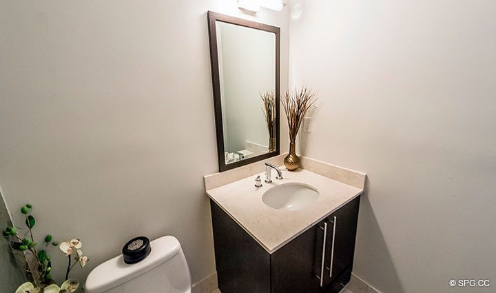 Порошковая комната внутри пентхауса 10 в Sian Ocean Residences, Luxury Oceanfront Condominiums Hollywood Beach, Флорида 33019