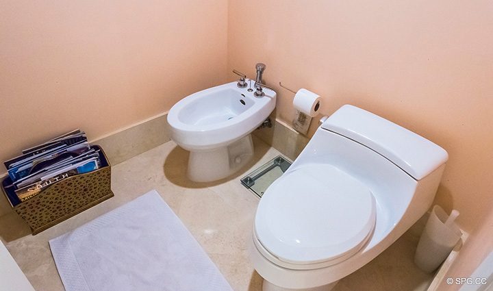 Мастер ванна с санузлом в Residence R1C1 в Стратфорд, Luxury Oceanfront кондоминиумов в Палм-Бич, штат Флорида 33480.