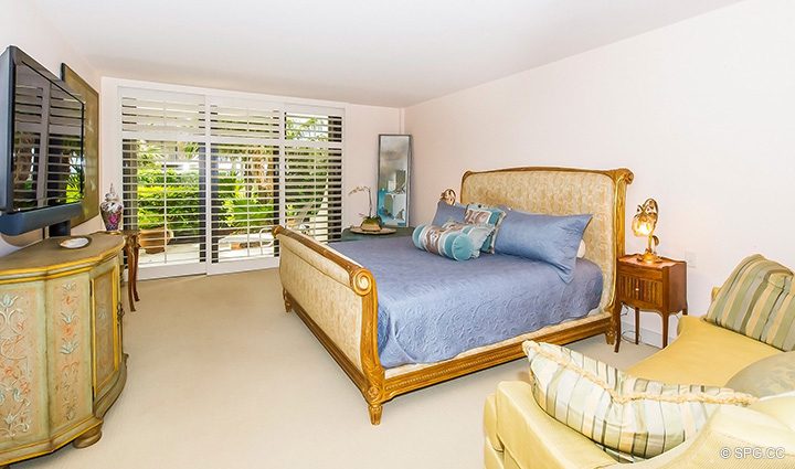 Спальня в Residence R1C1 в Стратфорд, Люкс с видом на океан кондоминиумов в Палм-Бич, штат Флорида 33480.