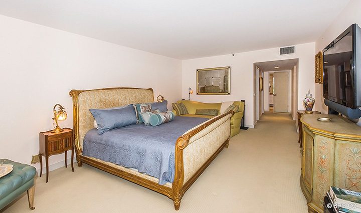 Спальня в Residence R1C1 в Стратфорд, Люкс с видом на океан кондоминиумов в Палм-Бич, штат Флорида 33480.