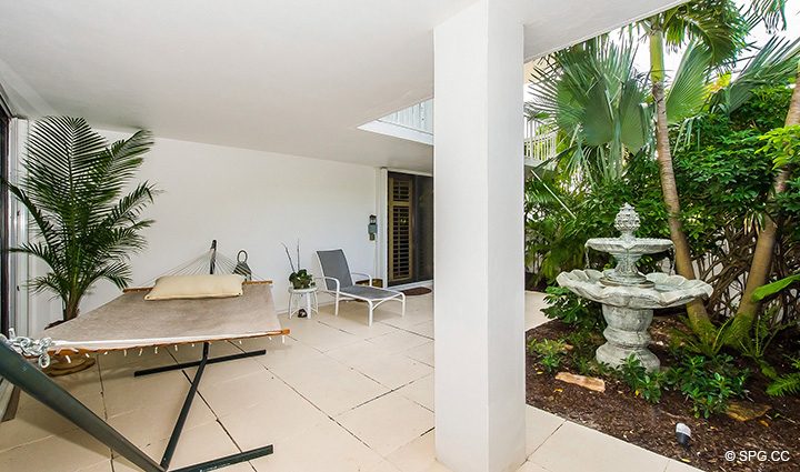 Просторный частной верандой для Residence R1C1 в Стратфорд, Luxury Oceanfront кондоминиумов в Палм-Бич, штат Флорида 33480.