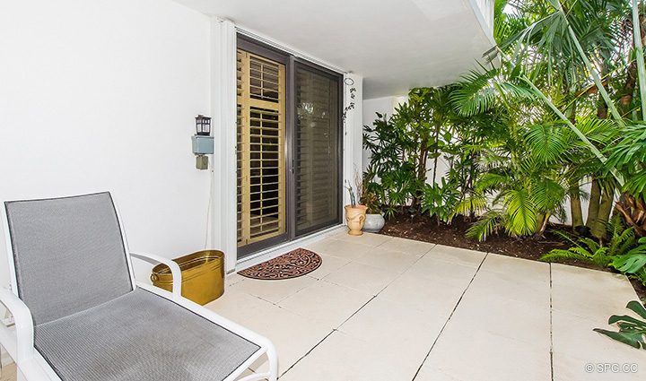 Веранда доступа от Residence R1C1 в Стратфорд, Люкс с видом на океан кондоминиумов в Палм-Бич, штат Флорида 33480.