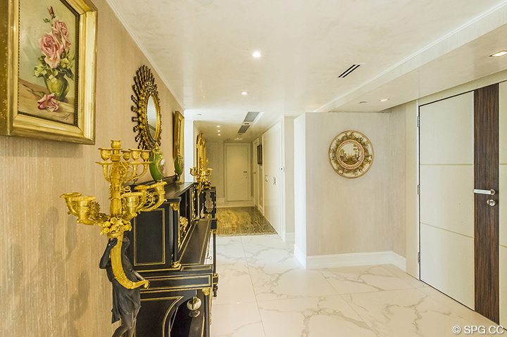 Foyer innerhalb der Residenz 1106 in Acqualina, Luxus Oceanfront Eigentumswohnungen in Sunny Isles Beach, Florida 33160