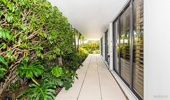 Веранда и сад для Residence R1C1 в Стратфорд, Luxury Oceanfront кондоминиумов в Палм-Бич, штат Флорида 33480.