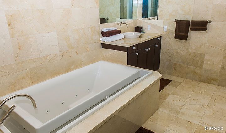 Maestro Bañera en Residencia 902 En Renta en One Bal Harbour, Oceanfront Luxury Condos en Bal Harbour, Miami, Florida 33154.