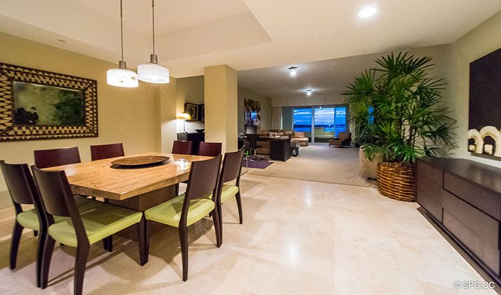 Sala de jantar que conduz à sala de estar no Luxury Oceanfront Condo Residence 5152 Fisher Island Drive, Miami Beach, FL 33109