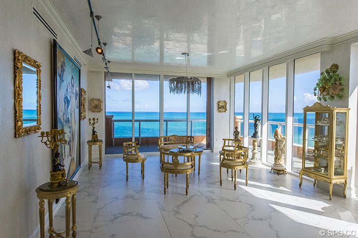 Wohnzimmer mit Meerblick in Residence 1106 bei Acqualina, Luxus Oceanfront Eigentumswohnungen in Sunny Isles Beach, Florida 33160