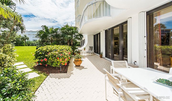 Пляж доступа от Residence R1C1 в Стратфорд, Люкс с видом на океан кондоминиумов в Палм-Бич, штат Флорида 33480.