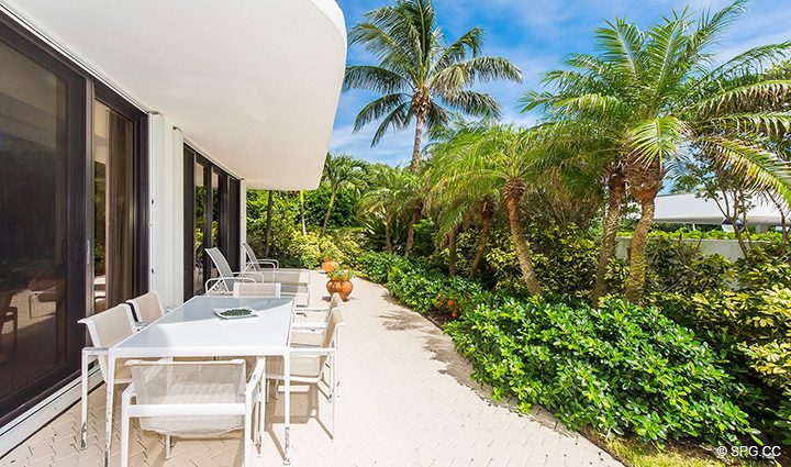 Личное Веранда Терраса для Residence R1C1 в Стратфорд, люкс с видом на океан кондоминиумов в Палм-Бич, штат Флорида 33480.