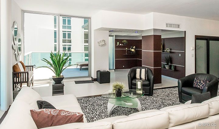 Großes Wohnzimmer in Penthouse 10 bei Sian Ocean Residences, Luxus Oceanfront Eigentumswohnungen Hollywood Beach, Florida 33019