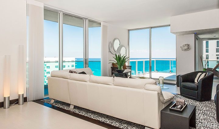Гостиная с видом на океан в пентхаусе 10 в Sian Ocean Residences, Luxury Oceandom Condominiums Hollywood Beach, Флорида 33019