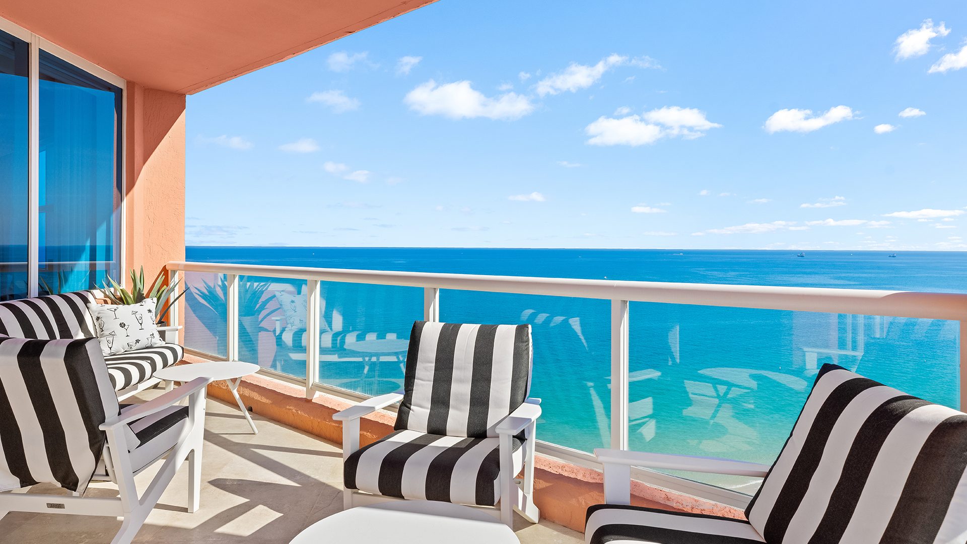 Master Bathroom at Luxury Oceanfront Villa 21E, Tower II, The Palms Condominium, 2110 North Ocean Boulevard, Fort Lauderdale Beach, Florida 33305, Luxury Seaside Condos