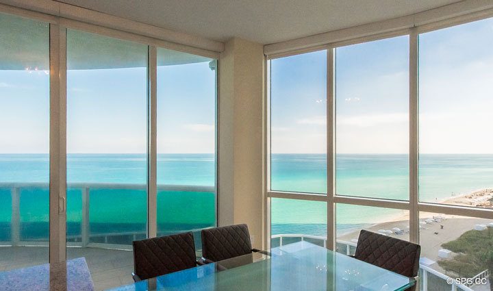 Spektakuläre Aussicht von der Küche in Residence 701, Mieten im Trump Towers One, Luxury Oceanfront Condos in Sunny Isles Beach, Florida 33160