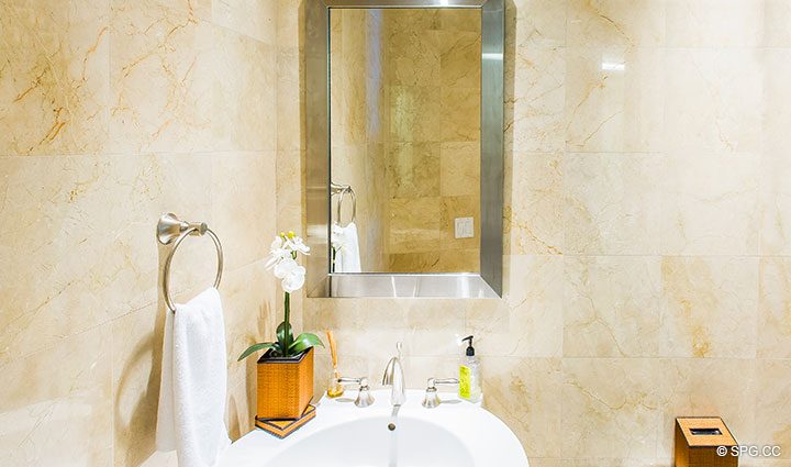 Powder Room interior Residence 902 En Renta en One Bal Harbour, Luxury Oceanfront Condos en Bal Harbour, Miami, Florida 33154.