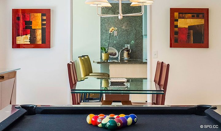 Бильярд Площадь и столовая в Residence R1C1 в Стратфорд, Люкс с видом на океан кондоминиумов в Палм-Бич, штат Флорида 33480.